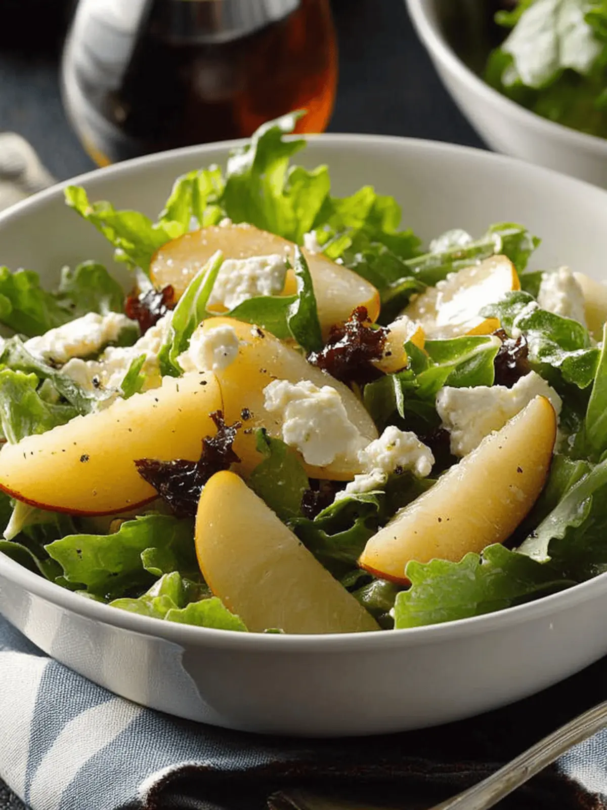 Gorgonzola-Pear Mesclun Salad for a Quick, Fresh Delight 2 Gorgonzola-Pear Mesclun Salad